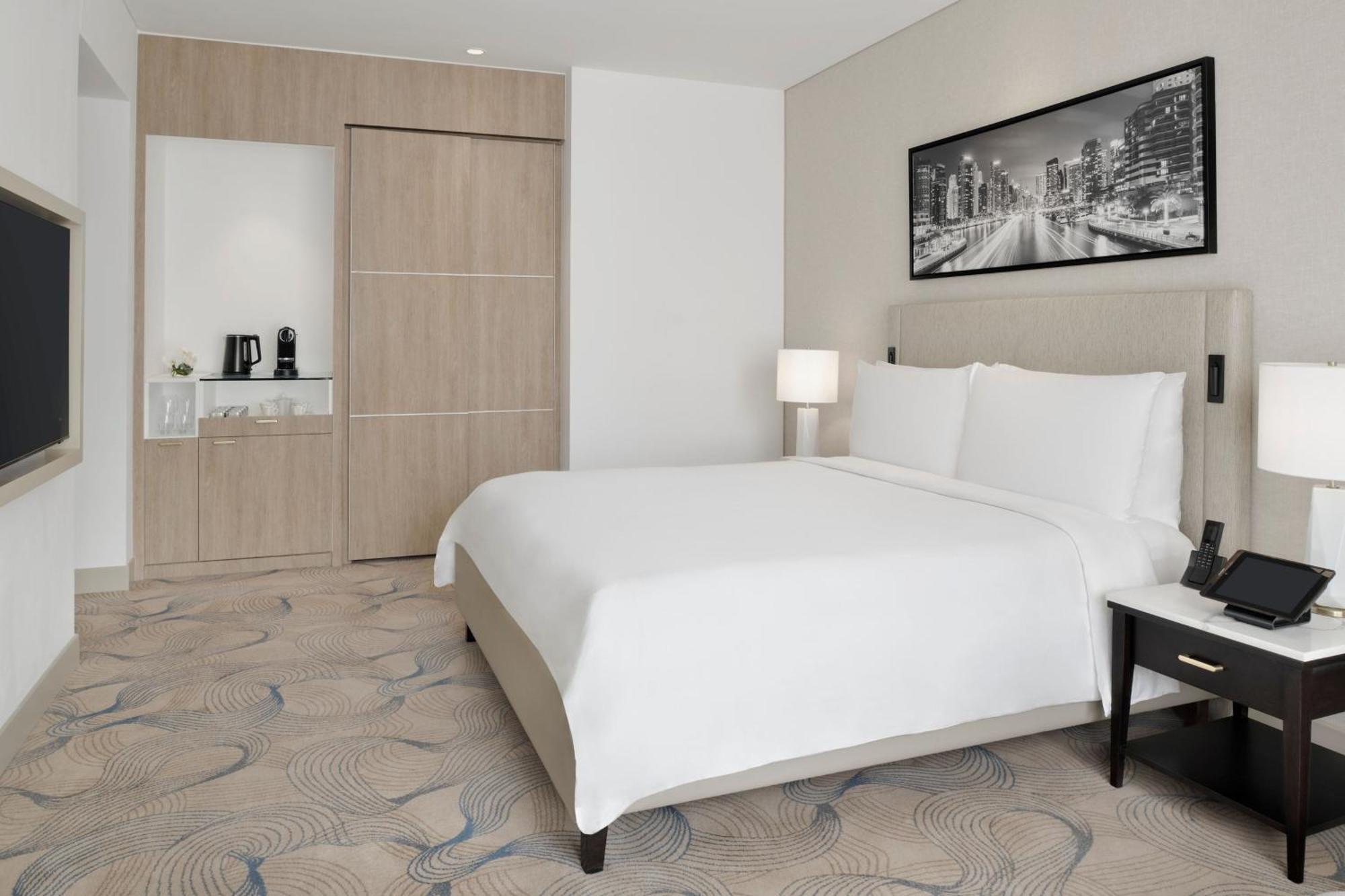 Deluxe City View Room King Bed Including direct access to Dubai Marina Mall & Marina Walk